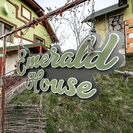 Emerald House Apartment *
